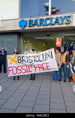 Bristol, Royaume-Uni. Feb 15, 2018. Les manifestants protestent contre la participation de Barclays Bank avec l'industrie des combustibles fossiles à l'extérieur de la succursale à Clifton. La manifestation était organisée par les combustibles de l'Université de Bristol, un groupe d'étudiants qui fait campagne pour l'université de rompre ses liens avec la Barclays Bank. Keith Ramsey/Alamy Live News Banque D'Images