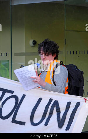 Bristol, Royaume-Uni. Feb 15, 2018. Les manifestants protestent contre la participation de Barclays Bank avec l'industrie des combustibles fossiles à l'extérieur de la succursale à Clifton. La manifestation était organisée par les combustibles de l'Université de Bristol, un groupe d'étudiants qui fait campagne pour l'université de rompre ses liens avec la Barclays Bank. Keith Ramsey/Alamy Live News Banque D'Images