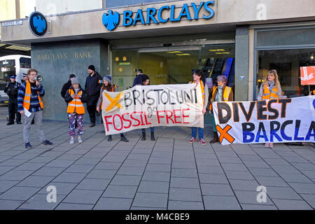 Bristol, Royaume-Uni. Feb 15, 2018. Les manifestants protestent contre la participation de Barclays Bank avec l'industrie des combustibles fossiles à l'extérieur de la succursale à Clifton. La manifestation était organisée par les combustibles de l'Université de Bristol, un groupe d'étudiants qui fait campagne pour l'université de rompre ses liens avec la Barclays Bank. Keith Ramsey/Alamy Live News Banque D'Images