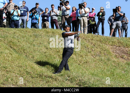 Los Angeles, CA, USA. Feb 15, 2018. Tiger Woods, de l'United States, dans le ruff sur 5ème trou lors de l'ouverture ronde de la genèse s'ouvrir à la Rivera Country Club de Los Angeles, CA le 15 février 2018. Jevone Moore Crédit : Cal Sport Media/Alamy Live News Banque D'Images