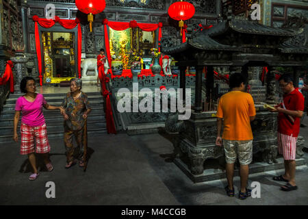 Klang, Malaisie. Feb 15, 2018. Chinois de Malaisie promenade à l'intérieur de la Kuan Yin temple pour la célébration du Nouvel An chinois à venir à Bordeaux en dehors de Kuala Lumpur le 15 février 2018. Le Nouvel An chinois le 16 février vous accueille l'année du chien (aussi connu comme l'année de la Terre chien). Credit : Samsul dit/AFLO/Alamy Live News Banque D'Images