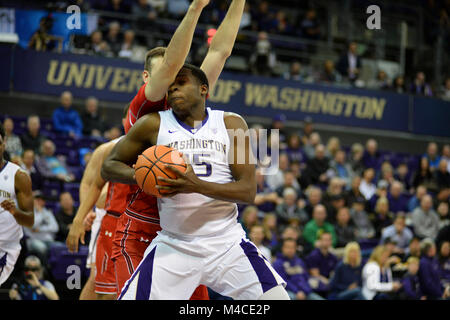 Seattle, WA, USA. Feb 15, 2018. Utah's David Collette (13) défend contre UW center Noé Dickerson (15) au cours d'un CIP12 jeu de basket-ball entre l'Université de Washington et l'Université de l'Utah. Le jeu a été joué à Hec Ed Pavilion à Seattle, WA. Jeff Halstead/CSM/Alamy Live News Banque D'Images