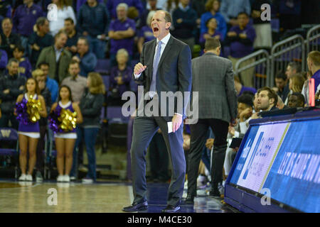 Seattle, WA, USA. Feb 15, 2018. UW entraîneur-chef Mike Hopkins lors d'une CIP12 jeu de basket-ball entre l'Université de Washington et l'Université de l'Utah. Le jeu a été joué à Hec Ed Pavilion à Seattle, WA. Jeff Halstead/CSM/Alamy Live News Banque D'Images