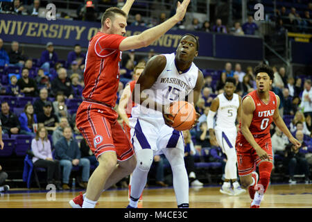 Seattle, WA, USA. Feb 15, 2018. Utah's David Collette (13) défend contre UW center Noé Dickerson (15) au cours d'un CIP12 jeu de basket-ball entre l'Université de Washington et l'Université de l'Utah. Le jeu a été joué à Hec Ed Pavilion à Seattle, WA. Jeff Halstead/CSM/Alamy Live News Banque D'Images