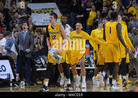 Wichita, Kansas, États-Unis. Feb 15, 2018. Le Wichita State Shockers banc réagit à un Shocker panier vers la fin du match au cours du jeu de basket-ball de NCAA entre le Temple Owls et le Wichita State Shockers à Charles Koch Arena de Wichita, Kansas. Kendall Shaw/CSM/Alamy Live News Banque D'Images