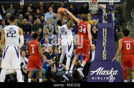 Seattle, WA, USA. Feb 15, 2018. Utah's Jayce Johnson (34) défend contre UW center Noé Dickerson (15) au cours d'un CIP12 jeu de basket-ball entre l'Université de Washington et l'Université de l'Utah. Le jeu a été joué à Hec Ed Pavilion à Seattle, WA. Jeff Halstead/CSM/Alamy Live News Banque D'Images