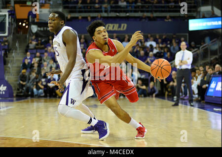 Seattle, WA, USA. Feb 15, 2018. Utah guard Sedrick Barefield (0) en action contre UW center Noé Dickerson (15) dans un CIP12 jeu de basket-ball entre l'Université de Washington et l'Université de l'Utah. Le jeu a été joué à Hec Ed Pavilion à Seattle, WA. Jeff Halstead/CSM/Alamy Live News Banque D'Images