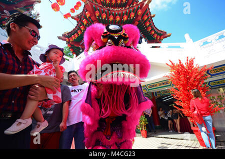 Kuala Lumpur, Malaisie. 16 Février, 2018. L'homme et l'enfant à la danse du lion au cours de célébration du Nouvel An chinois dans la région de Thean Hou Temple. Credit : Nokuro/Alamy Live News Banque D'Images