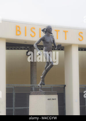 Sculpture en bronze de l'internationalement célèbre coureur de marathon norvégienne Grete Waitz en dehors du stade Bislet Stadion à Oslo Norvège Banque D'Images