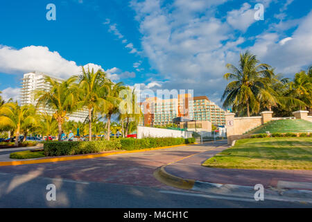 CANCUN, Mexique - Le 10 janvier 2018 : vue extérieure de l'entrée de Hard Rock Cafe de Cancun au centre du Forum de Cancun hotel zone Banque D'Images