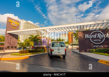 CANCUN, Mexique - Le 10 janvier 2018 : vue extérieure de l'entrée de Hard Rock Cafe de Cancun au centre du Forum de Cancun hotel zone Banque D'Images