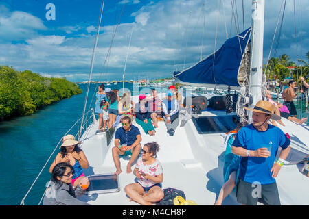 CANCUN, Mexique - Le 10 janvier 2018 : des personnes non identifiées, profiter de la vue de l'Isla Mujeres, est une île dans la mer des Caraïbes, à environ 13 kilomètres au large de la côte de la péninsule du Yucatan. L'île est à environ 7 kilomètres de long et 650 mètres de large Banque D'Images