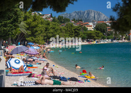 La plage de galets Podaca (Dalmatie - Croatie), en été. Le comté de Split-Dalmatie. Plage de galets de Podaca, en été (Dalmatie, Croatie). Podace. Banque D'Images