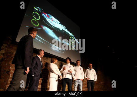 (De gauche à droite) Jake Humphrey, Paddy Lowe, ingénieur britannique, Claire Williams, vice-directeur de l'équipe de Formule 1 Williams, pilotes de l'équipe de course à pied, Sergey Sirotkin Lance et Robert Kubica réserver et de développement au cours de l'installation de la 2018 F1 Williams lancement de voiture au village Underground, Londres. Banque D'Images