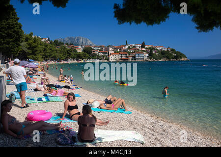 La plage de galets Podaca (Dalmatie - Croatie), en été. Le comté de Split-Dalmatie. Plage de galets de Podaca, en été (Dalmatie, Croatie). Podace. Banque D'Images