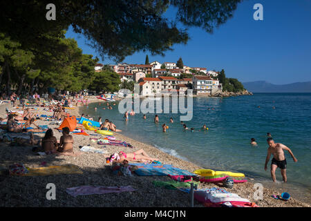 La plage de galets Podaca (Dalmatie - Croatie), en été. Le comté de Split-Dalmatie. Plage de galets de Podaca, en été (Dalmatie, Croatie). Podace. Banque D'Images