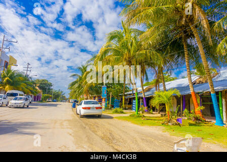 Puerto Morelos, Mexique - Le 10 janvier 2018 : vue extérieure de certaines maisons avec de nombreuses voitures garées dans la rue de Puerto Morelos, péninsule du Yucatan, au Mexique, au sud de Cancun Banque D'Images
