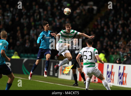 Kristoffer Ajer du Celtic (à droite) et Zenit St Petersburg's Emiliano Rigoni bataille pour la balle au cours de l'UEFA Europa League round de 32 premier match de jambe, au Celtic Park, Glasgow. Banque D'Images