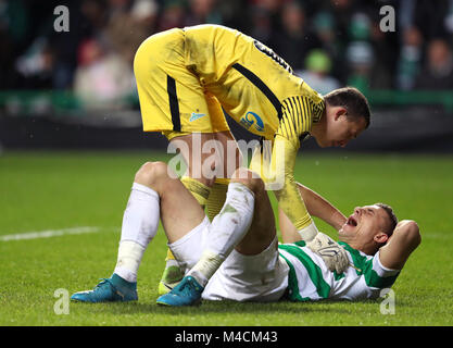 Kristoffer Ajer du Celtic (à droite) et Zenit Saint-Pétersbourg gardien Andrey Lunev au cours de l'UEFA Europa League round de 32 premier match de jambe, au Celtic Park, Glasgow. Banque D'Images