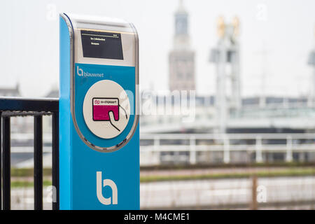 KAMPEN, Pays-Bas - 15 décembre 2017 : Arrivée à poster pour Blauwnet, le réseau de transport public régional dans l'Overijssel. Banque D'Images