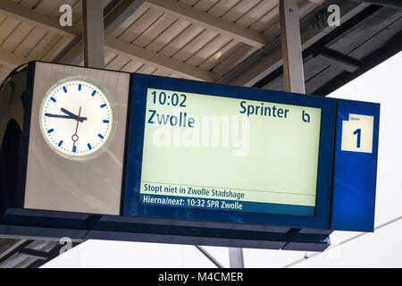 KAMPEN, Pays-Bas - 15 décembre 2017 : l'information et sur l'écran de l'horloge, Rue de la gare. L'écran donne des informations sur le train de Kampen Banque D'Images