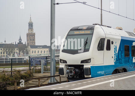 KAMPEN, Pays-Bas - 15 décembre 2017 : Le sprinter Keolis de Kampen à Zwolle est prêt à s'écarter de Kampen. Banque D'Images