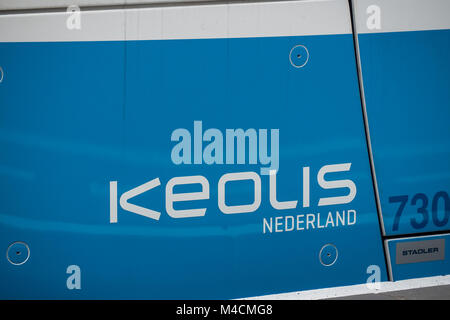 KAMPEN, Pays-Bas - 15 décembre 2017 : Keolis Keolis logo sur un train. Keolis Nederland est une société de transports publics régionaux dans les Pays-Bas. Banque D'Images