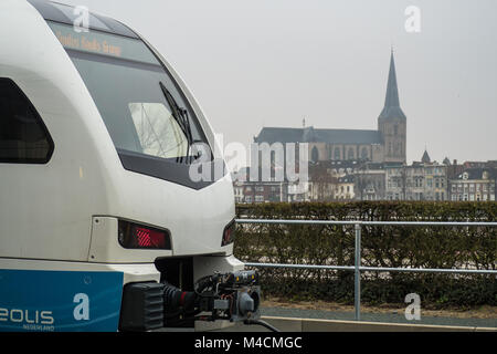 KAMPEN, Pays-Bas - 15 décembre 2017 : Keolis train sur Kampen gare. Dans le fond de la rivière avec la Bovenkerk monumentale. Banque D'Images