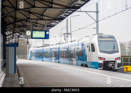 KAMPEN. Pays-bas - 15 décembre 2017 : Le sprinter Keolis de Kampen à Zwolle est prêt à s'écarter de Kampen. Banque D'Images