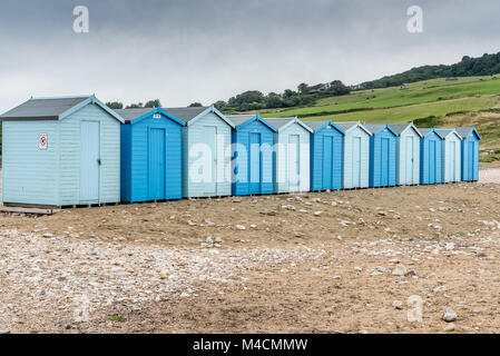 Cabines de plage, Charmouth, Dorset, England, UK Banque D'Images