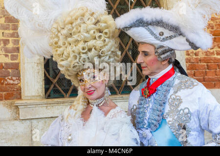 Couple élégant habillés en costume du dix-huitième siècle raffiné pour le Carnaval de Venise Banque D'Images