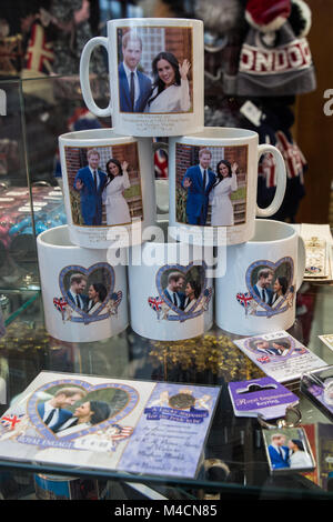 Windsor, Royaume-Uni. 15 janvier, 2018. Tasses, un torchon et autres souvenirs avec des images de prince Harry et Meghan Markle dans la fenêtre d'une boutique de cadeaux Banque D'Images