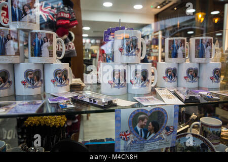 Windsor, Royaume-Uni. 15 janvier, 2018. Tasses, un torchon et autres souvenirs avec des images de prince Harry et Meghan Markle dans la fenêtre d'une boutique de cadeaux Banque D'Images