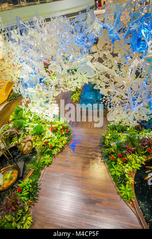 Singapour - circa 2016, août : vue ci-dessus d'un petit jardin avec des plantes à l'intérieur de l'aéroport Singapour Changi. L'aéroport Changi de Singapour est le principal aéroport civil pour Singapour Banque D'Images