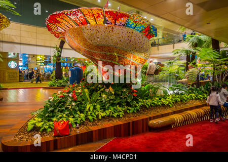 Singapour - circa 2016, août : Piscine vue de personnes marchant dans un petit jardin avec des plantes à l'intérieur de l'aéroport Singapour Changi. L'aéroport Changi de Singapour est le principal aéroport civil pour Singapour Banque D'Images