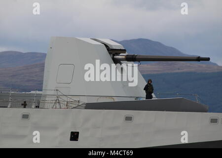 Un Otobreda 127/64 fusil, l'arme principale de son Luigi Rizzo (F565) de la marine italienne, passant Greenock à son arrivée pour l'exercice Joint Warrior 17-2 Banque D'Images