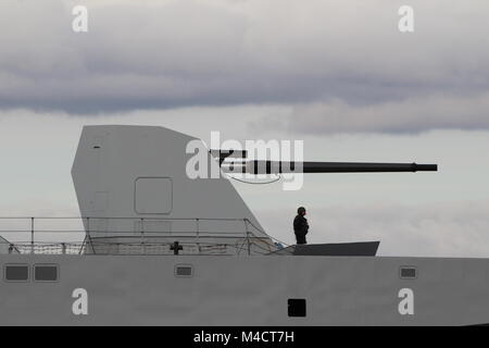 Un Otobreda 127/64 fusil, l'arme principale de son Luigi Rizzo (F565) de la marine italienne, passant Greenock à son arrivée pour l'exercice Joint Warrior 17-2 Banque D'Images