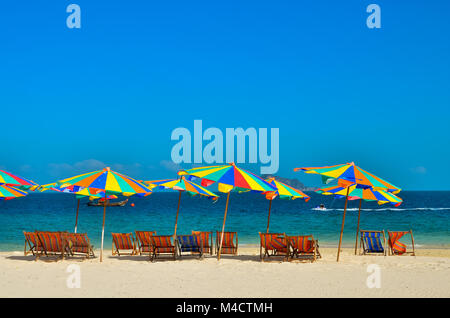 L'Île,mer,parasol,Thailand, Phuket île Khai, chaises longues et parasols sur une plage tropicale Banque D'Images