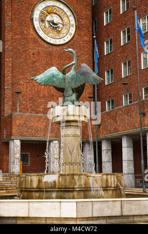 Hôtel de ville et de Cygnes fontaine dans la ville d'Oslo, Norvège. Banque D'Images