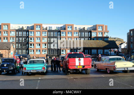 Rassemblement de véhicules à moteur américain classique dans Orchard Square,Gloucester Docks,Angleterre Banque D'Images