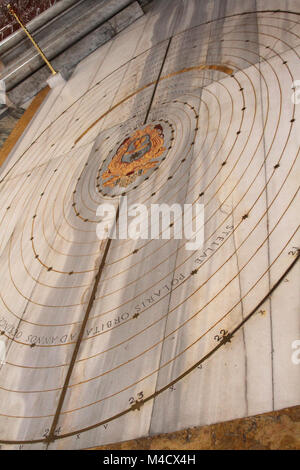 Le cadran solaire de l'étoile polaire meridian à l'intérieur de la Basilica di Santa Maria deglia Angeli e dei Martiri faites par Francesco Bianchini, Italie, Rome. Banque D'Images