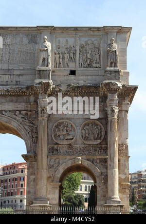 La partie droite de l'Arc de Constantin du Sud, à proximité du Colisée, Rome, Italie. Banque D'Images