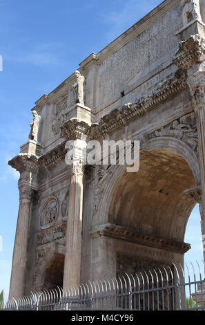 Le côté gauche de l'Arc de Constantin du Sud, à proximité du Colisée, Rome, Italie. Banque D'Images