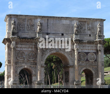 Vue sur l'Arc de Constantin du Nord, à proximité du Colisée, Rome, Italie. Banque D'Images