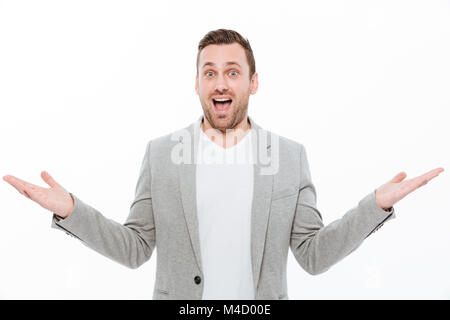 Portrait of caucasian man avec les armes de jets de chaumes sur appareil photo, l'expression de plaisir ou l'excitation sur fond blanc Banque D'Images