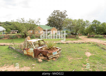 EXCELSIOR, AFRIQUE DU SUD, LE 10 FÉVRIER 2018 : un guest house et old truck à l'aloès de plus en bonnet à Korannaberg Adventures près de Excelsior, un petit Banque D'Images