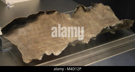 Double-face Latin defixio faites défiler jusqu'à l'encontre de Domitia Omonia et onze autres personnes, à partir de Rome Palatin, près de la maison de Livia, plomb, 1s Banque D'Images