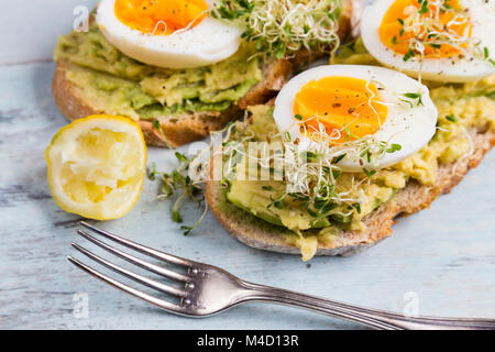 Pain grillé avec des oeufs et de l'avocat Banque D'Images