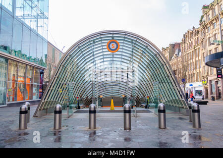 La conception moderne de l'auvent de verre et d'acier à l'entrée de la station de métro St Enoch à St Enoch Square, Glasgow, Écosse, Royaume-Uni Banque D'Images