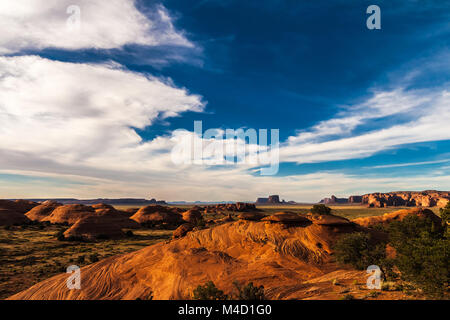 Vue sur la vallée de Mystère dans la Monument Valley Navajo Tribal Park sur la fin de l'après-midi avant le coucher du soleil, de l'Arizona. Banque D'Images